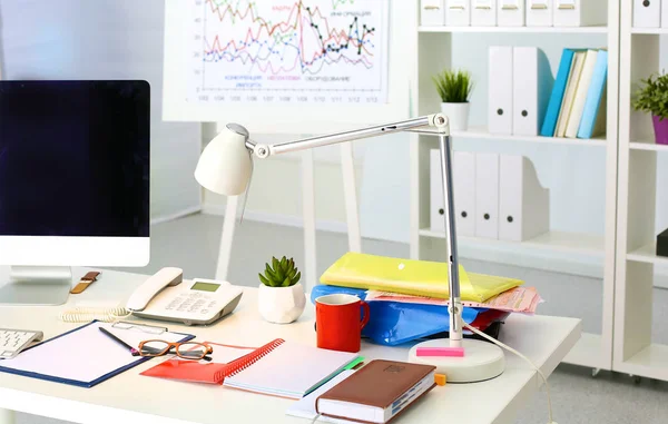 Mesa de oficina con bloc de notas en blanco y portátil —  Fotos de Stock