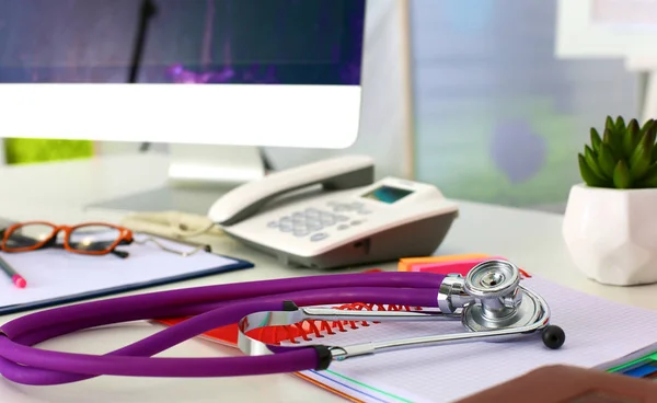 Medyczny stetoskop i talerz na stole — Zdjęcie stockowe