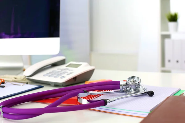 Sağlık stetoskop ve masaya bir tabak — Stok fotoğraf
