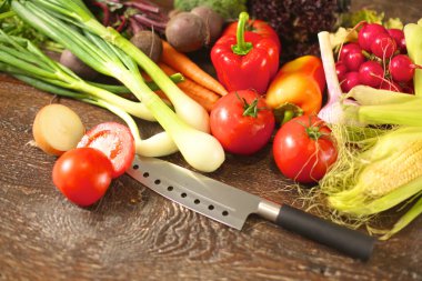 bir tabloda, seçici odak bir tabak içinde taze sebze salatası