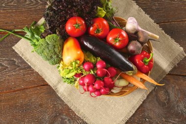 bir tabloda, seçici odak bir tabak içinde taze sebze salatası