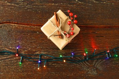 Noel hediyesi veya mevcut kutusunda rustik ahşap zemin üzerine dekorasyonu ile kraft kağıt sarılı