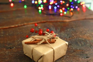 Noel hediyesi veya mevcut kutusunda rustik ahşap zemin üzerine dekorasyonu ile kraft kağıt sarılı