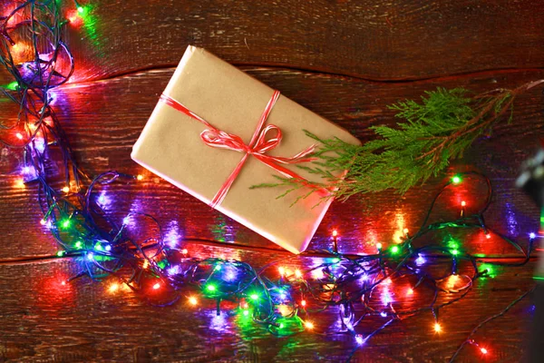 Noel hediyesi veya mevcut kutusunda rustik ahşap zemin üzerine dekorasyonu ile kraft kağıt sarılı
