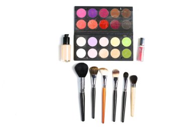 Beyaz arka plan üzerinde profesyonel için ayarla makyaj fırçaları