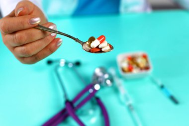 Kadın doktor, iş yerinde farklı tablet şişliklerinden oluşan el çantası tutuyor. Panacea, hayat kurtarma servisi, ilaç reçetesi, yasal eczane, hastalık tedavisi, tansiyon konsepti. Posta kutusu görünümü