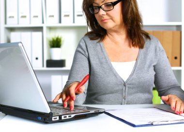 ofiste masanın arkasındaki kadın