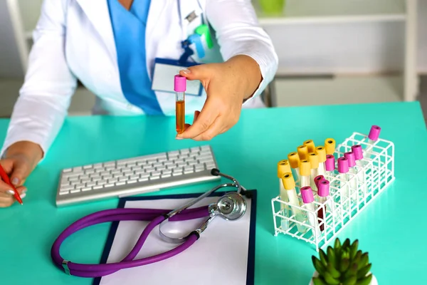 La femme du médecin au bureau du bureau — Photo