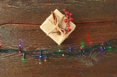 Noel hediyesi veya mevcut kutusunda rustik ahşap zemin üzerine dekorasyonu ile kraft kağıt sarılı