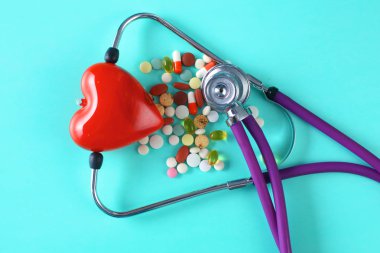 hapları üzerinde mavi bir arka plan ile sağlık stetoskop