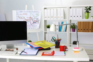 Ofis Masaları boş not defteri ve dizüstü bilgisayar ile