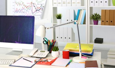 Ofis Masaları boş not defteri ve dizüstü bilgisayar ile