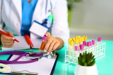 ofiste masasında doktor karısı