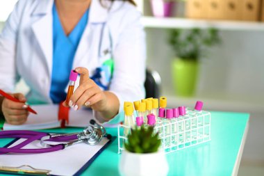 ofiste masasında doktor karısı