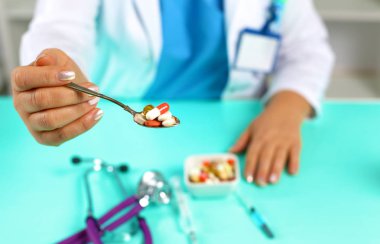 Kadın doktor, iş yerinde farklı tablet şişliklerinden oluşan el çantası tutuyor. Panacea, hayat kurtarma servisi, ilaç reçetesi, yasal eczane, hastalık tedavisi, tansiyon konsepti. Posta kutusu görünümü