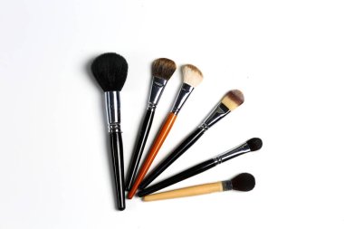Beyaz arka plan üzerinde profesyonel için ayarla makyaj fırçaları