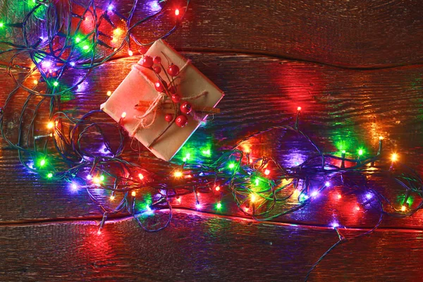 Sfondo rustico natalizio legno fasciato vintage con luci e spazio libero — Foto Stock
