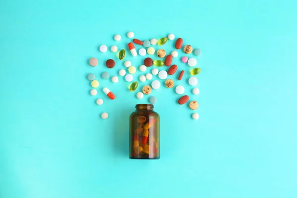 Píldoras médicas y un frasco yacen sobre la mesa. Concepto médico —  Fotos de Stock