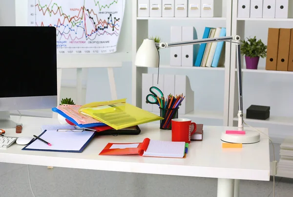 Mesa de escritório com bloco de notas em branco e laptop — Fotografia de Stock