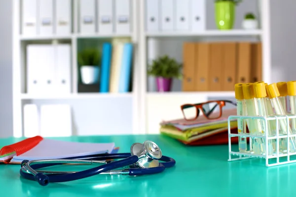 Stół roboczy obszaru roboczego lekarzy z pacjentami absolutorium pusty formularz, recepty, stetoskop na biurko — Zdjęcie stockowe
