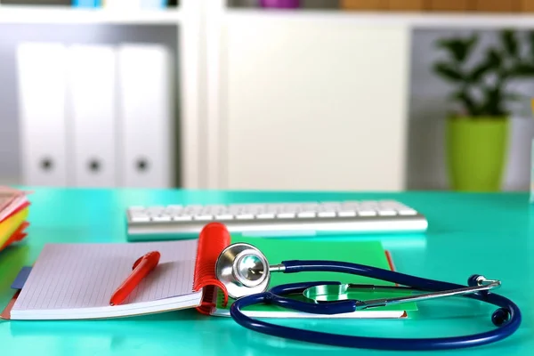 Mesa de trabalho do espaço de trabalho dos médicos com formulário de papel em branco da descarga dos pacientes, prescrição médica, estetoscópio na mesa — Fotografia de Stock