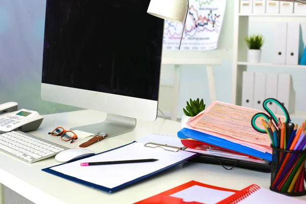 Mesa de oficina con bloc de notas en blanco y portátil —  Fotos de Stock