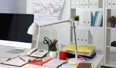 Ofis Masaları boş not defteri ve dizüstü bilgisayar ile