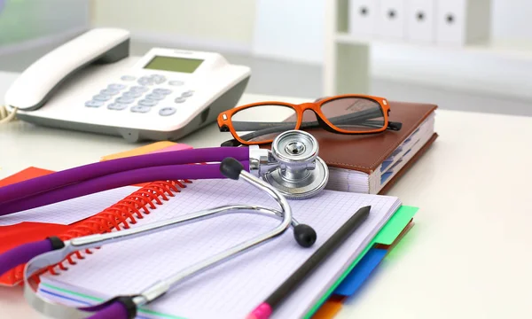 Stół roboczy obszaru roboczego lekarzy z pacjentami absolutorium pusty formularz, recepty, stetoskop na biurko — Zdjęcie stockowe