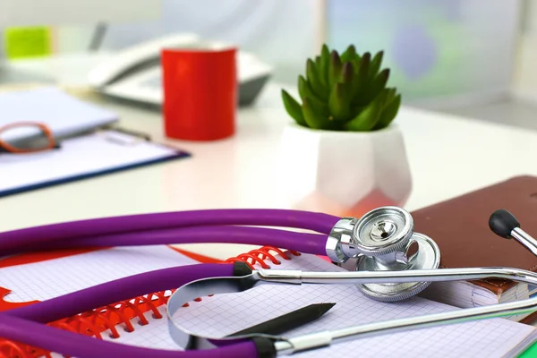 Doktorların çalışma alanı çalışma tablosu hastalar deşarj boş kağıt formu, tıbbi reçete, stetoskop üstünde okul sırası ile — Stok fotoğraf
