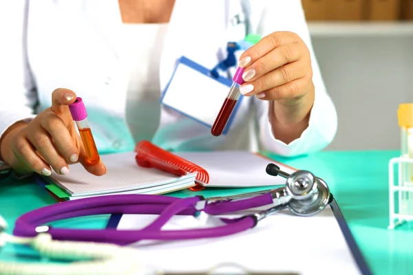 Médico mulher na mesa no escritório — Fotografia de Stock