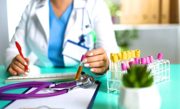 Femme médecin à la table dans le bureau — Photo