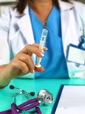 Kadın doktor, iş yerinde farklı tablet şişliklerinden oluşan el çantası tutuyor. Panacea, hayat kurtarma servisi, ilaç reçetesi, yasal eczane, hastalık tedavisi, tansiyon konsepti. Posta kutusu görünümü