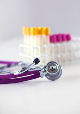 stetoskop tıbbi tüpler beyaz zemin üzerine yakın