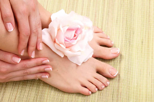 Foto primo piano di una bella piedi femminili con pedicure — Foto Stock