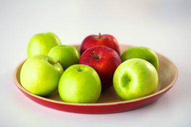 Beyaz arka planda taze sonbahar sebzeleri