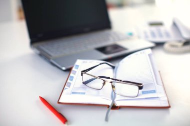 Beyaz arka planda taze sonbahar sebzeleri