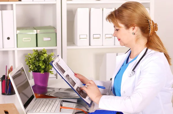 Retrato de médico feliz mujer en el consultorio — Foto de Stock