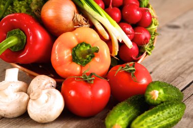 Ahşap bir masa üzerinde organik sebze yığını