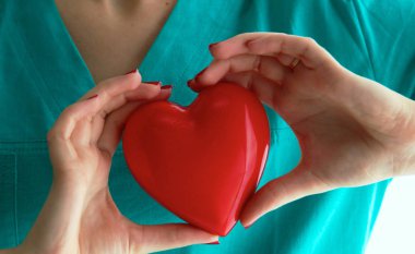 Bilinmeyen kadın doktor izole stetoskop ile yakın çekim