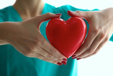 Bilinmeyen kadın doktor izole stetoskop ile yakın çekim