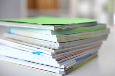 beyaz zemin üzerine kağıt yığını, yakın çekim