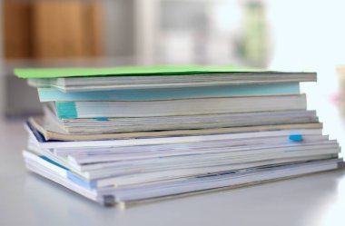 beyaz zemin üzerine kağıt yığını, yakın çekim