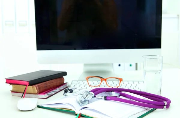 Stetoskop i komputer na biurku w biurze — Zdjęcie stockowe