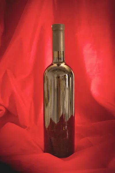 Бутылка вина и бокал на столе — стоковое фото