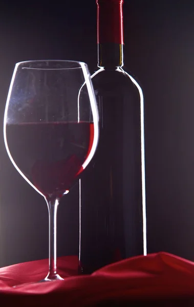 Μπουκάλι κρασί και το ποτήρι στο τραπέζι — Φωτογραφία Αρχείου