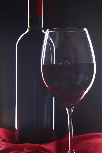 Μπουκάλι κρασί και το ποτήρι στο τραπέζι — Φωτογραφία Αρχείου