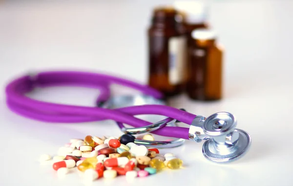 Stethoskop und einige Pillen - isoliert auf weißem Hintergrund — Stockfoto