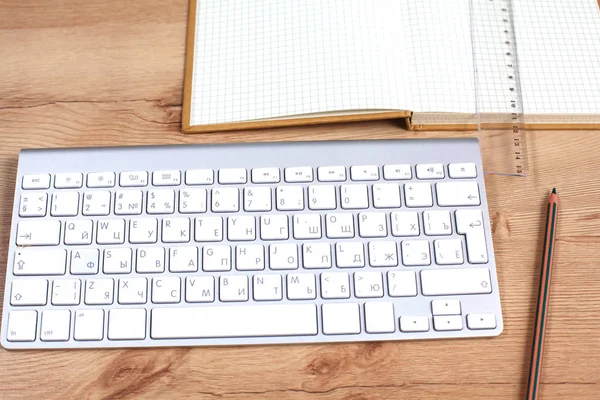 Werkplek met laptop laptop comfortabele werk tabel in office ramen en uitzicht op de stad — Stockfoto