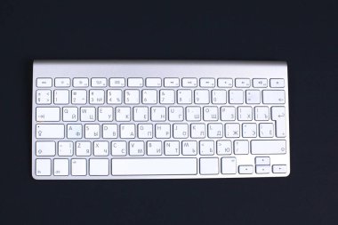 şık alüminyum klavye siyah bir masada yatıyor