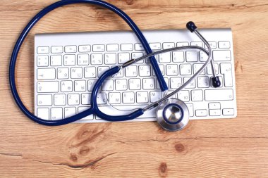 Bir tabloda bir stetoskop yalanla tablet bilgisayar